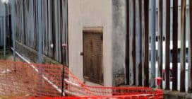 "La scuola del Lotto O di Ponticelli appena rifatta cade a pezzi: cortile transennato e buchi chiusi coi teli"