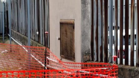 "La scuola del Lotto O di Ponticelli appena rifatta cade a pezzi: cortile transennato e buchi chiusi coi teli"