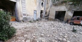 Procida, crolla un muro a Palazzo D’Avalos: nessun ferito, area messa in sicurezza