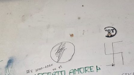 "Nazismo nostra fede", dopo la lista stupri nei bagni del Giulio Cesare svastiche e croci celtiche