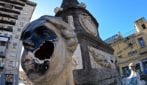Vandalizzata la sfinge di piazza Mercato: ha la testa sfondata