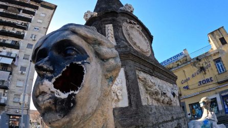 Vandalizzata la sfinge di piazza Mercato: ha la testa sfondata