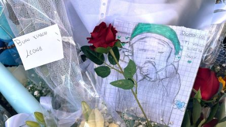 L'amore di Napoli per Domenico, altarino al Monaldi con lettere, disegni e fiori: "Vola piccolo angelo"