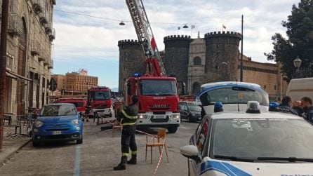 Crollano calcinacci di fronte al Teatro San Carlo di Napoli, ferite due donne