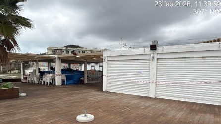 Sequestrato lido balneare ad Arco Felice: sigilli ai gazebo sulla spiaggia