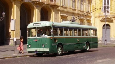 A Napoli il nuovo Museo dei Trasporti: dentro i trenini gialli della metro 1, tram e bus storici