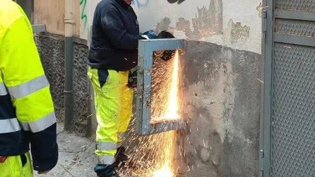 Blitz al Rione Sanità, rimossi centinaia di paletti e fioriere abusivi