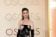 Anne Hathaway in Valentino Haute Couture, scarpe Roger Vivier