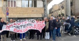Protesta degli abitanti di Poggioreale contro il passaggio aumentato dei tir con container