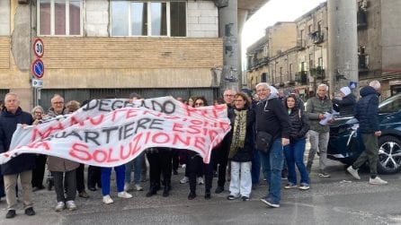 Protesta degli abitanti di Poggioreale contro il passaggio aumentato dei tir con container