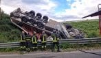 Tir precipita dal cavalcavia sulla SS162 e si ribalta