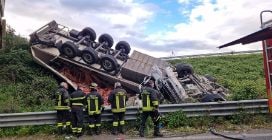 Tir precipita dal cavalcavia sulla SS162 e si ribalta