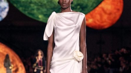 Abiti sposa corti o con pantaloni i modelli di tendenza per il 2026