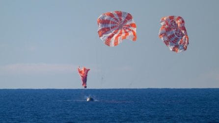 Il rientro di Artemis II NASA dalla Luna: le foto dell’ammaraggio e del recupero