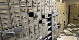 Centinaia di cassette di sicurezza aperte nella rapina in banca a Napoli