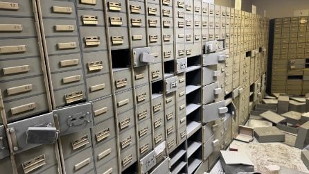 Centinaia di cassette di sicurezza aperte nella rapina in banca a Napoli