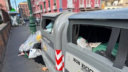 Danneggiate le nuove campane dei rifiuti al Corso Vittorio Emanuele, distrutte le bande anti-vandali