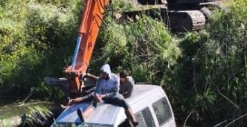 Pulmino finisce fuori strada e cade nel canale a Eboli, 3 feriti in ospedale