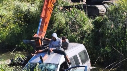 Pulmino finisce fuori strada e cade nel canale a Eboli, 3 feriti in ospedale