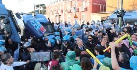 Corteo contro l'evento sulla remigrazione a Napoli, bloccato viale Maddalena