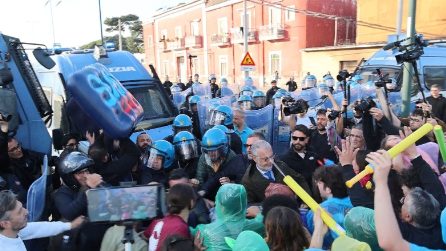 Corteo contro l'evento sulla remigrazione a Napoli, bloccato viale Maddalena
