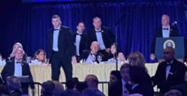 Le immagini degli istanti dell'attentato a Trump durante la cena con i giornalisti