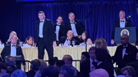 Le immagini degli istanti dell'attentato a Trump durante la cena con i giornalisti