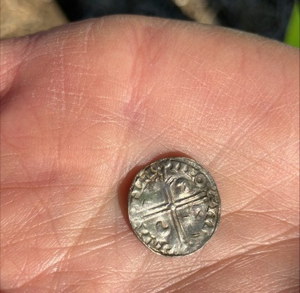 Una croce sul rovescio di una delle monete del tesoro di Mørstad nel comune di Åmot. Foto: May-Tove Smiseth, Consiglio della Contea di Innlandet