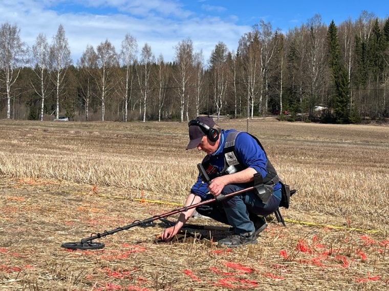 Rune Sætre, uno dei due detectoristi che hanno scoperto il tesoro, controlla un segnale sul sito del ritrovamento. Foto: Anne Engesveen, Consiglio della Contea di Innlandet