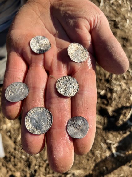 Collezione di sei monete inglesi e tedesche trovate vicine tra loro. Foto: Consiglio della Contea di Innlandet