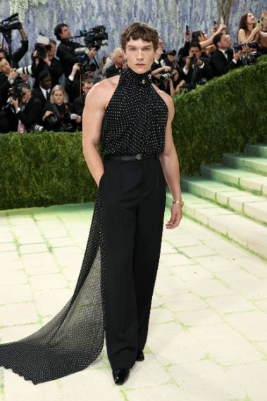 Connor Storrie in Saint Laurent, gioielli Tiffany & Co.