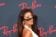 Jenn Lee con occhiali Ray-Ban