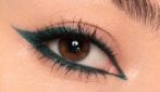 I prodotti per realizzare il matcha makeup: il verde è assoluto protagonista sugli occhi