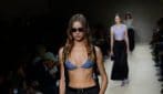Bra mania, il reggiseno c'è e si vede nei look di tendenza per l'estate 2026