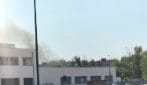 Incendio a Napoli vicino al mercato Caramanico di Poggioreale