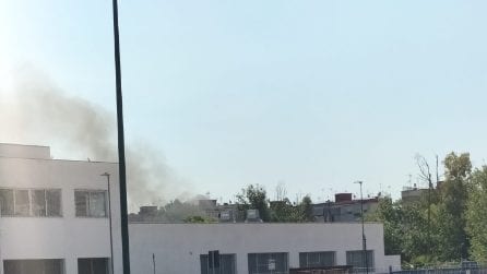 Incendio a Napoli vicino al mercato Caramanico di Poggioreale