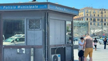 Piazza Garibaldi, l'ex chiosco della Polizia Locale abbandonato e vandalizzato