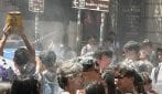 Lanci di farina e uova tra studenti per festeggiare la fine della scuola, piazza Fuga al Vomero devastata