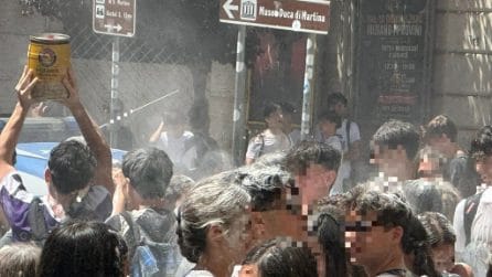 Lanci di farina e uova tra studenti per festeggiare la fine della scuola, piazza Fuga al Vomero devastata