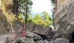 Frana a Positano, strada bloccata a Montepertuso: case isolate