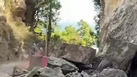 Frana a Positano, strada bloccata a Montepertuso: case isolate