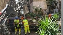 Quartieri Spagnoli, blitz dei vigili: rimossi centinaia di paletti per la sosta abusivi