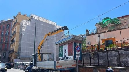 Rimossa la storica edicola del Corso Vittorio Emanuele: "Era lì da più di 50 anni". Il quartiere lascia i fiori