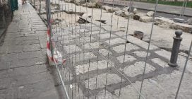Via Mezzocannone rifatta con i basoli vesuviani invece dell'etnea: dietrofront dopo le polemiche