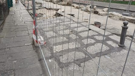 Via Mezzocannone rifatta con i basoli vesuviani invece dell'etnea: dietrofront dopo le polemiche