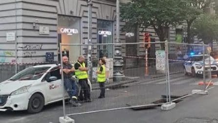 Incendio nel sottosuolo a piazza Borsa a Napoli, domato dai pompieri