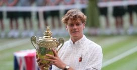 Jannik Sinner vince di nuovo a Wimbledon, Zverev battuto in 4 set