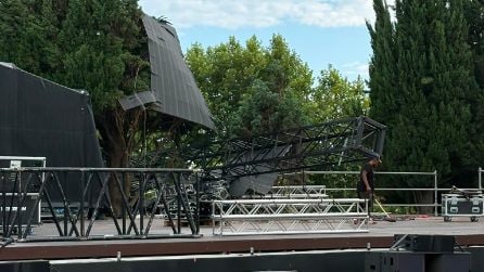 Crollato il palco del concerto all'ex Base Nato di Bagnoli