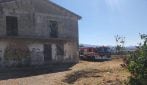 Incendio in un casolare sulla SS18 a Eboli, 3 feriti intossicati