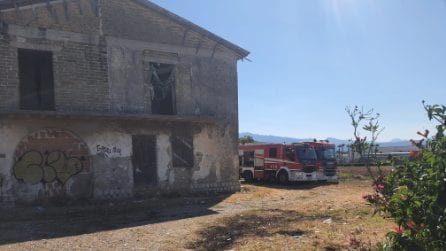 Incendio in un casolare sulla SS18 a Eboli, 3 feriti intossicati